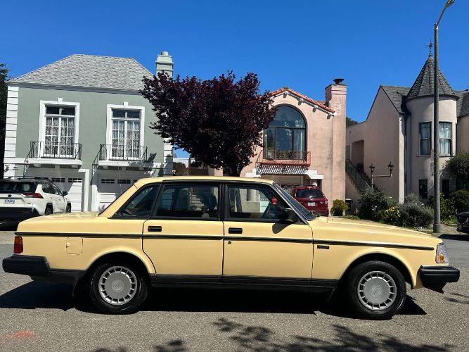 Volvo-240-1987-Yellow-16