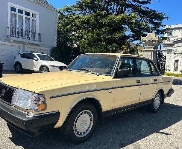 Volvo-240-1987-Yellow-17