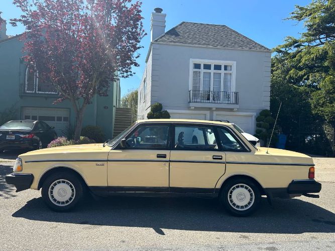 Volvo-240-1987-Yellow-19