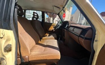Volvo-240-1987-Yellow-2