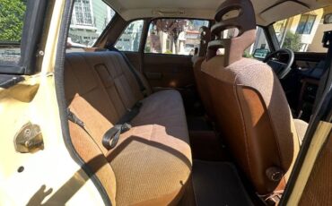 Volvo-240-1987-Yellow-3