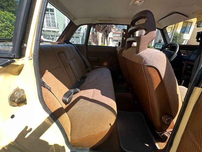 Volvo-240-1987-Yellow-3