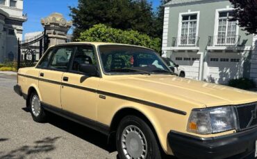 Volvo-240-1987-Yellow