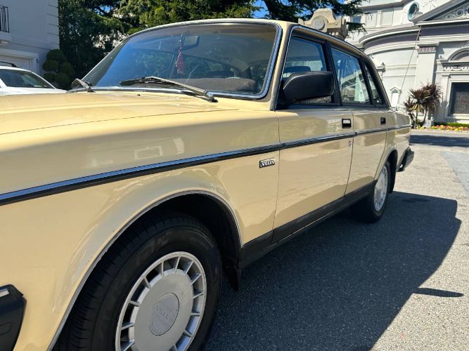 Volvo-240-1987-Yellow-4