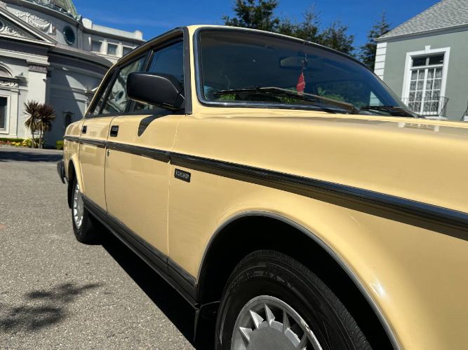 Volvo-240-1987-Yellow-5
