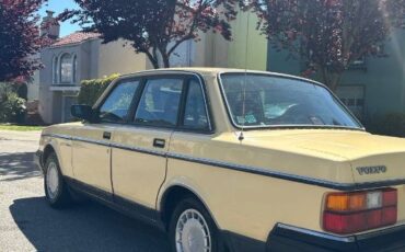 Volvo-240-1987-Yellow-6