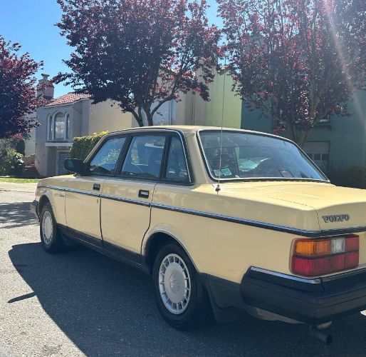 Volvo-240-1987-Yellow-6