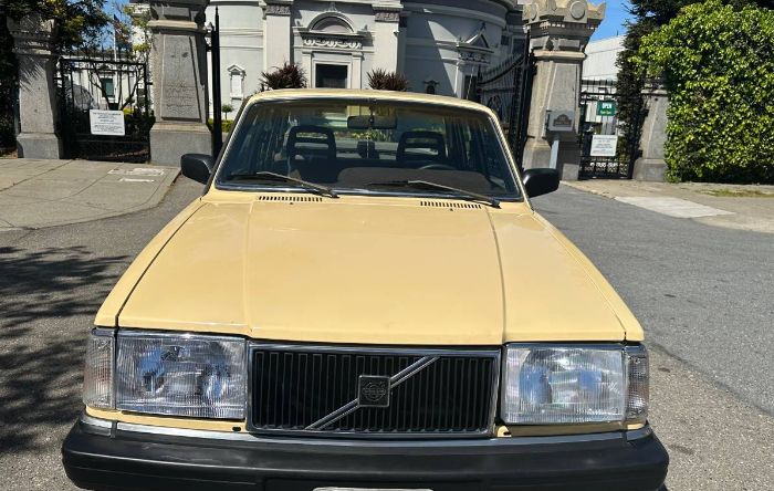 Volvo-240-1987-Yellow-7