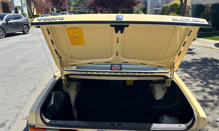 Volvo-240-1987-Yellow-8