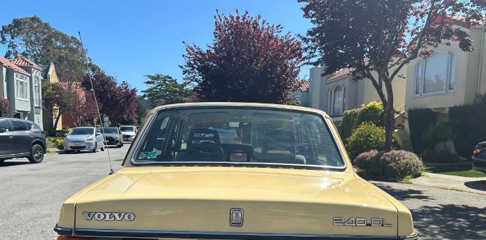 Volvo-240-1987-Yellow-9