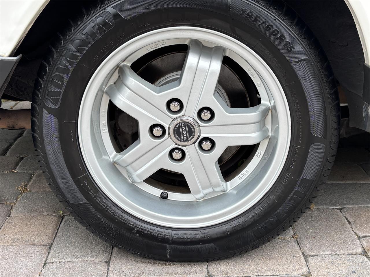 Volvo-240-1988-White-Tan-15