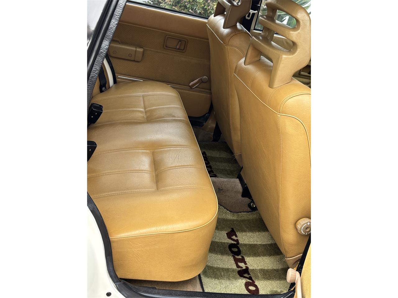 Volvo-240-1988-White-Tan-21