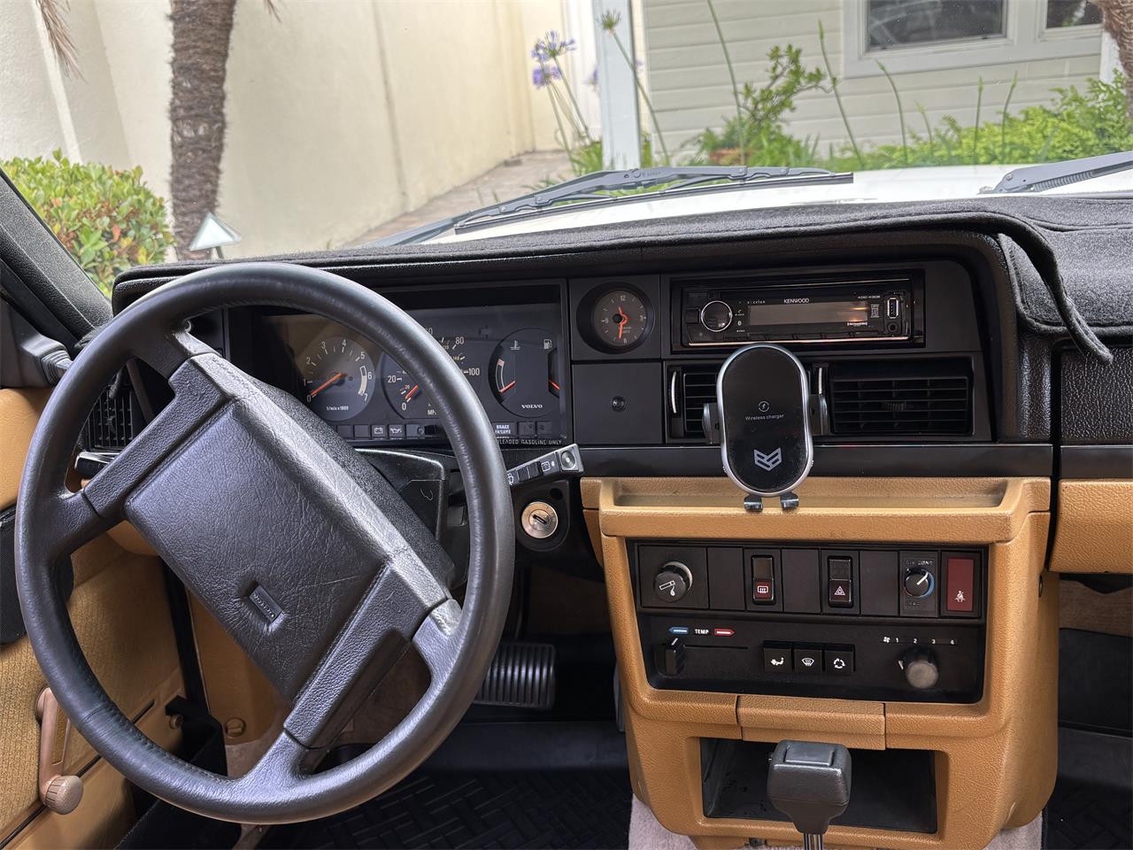 Volvo-240-1988-White-Tan-22