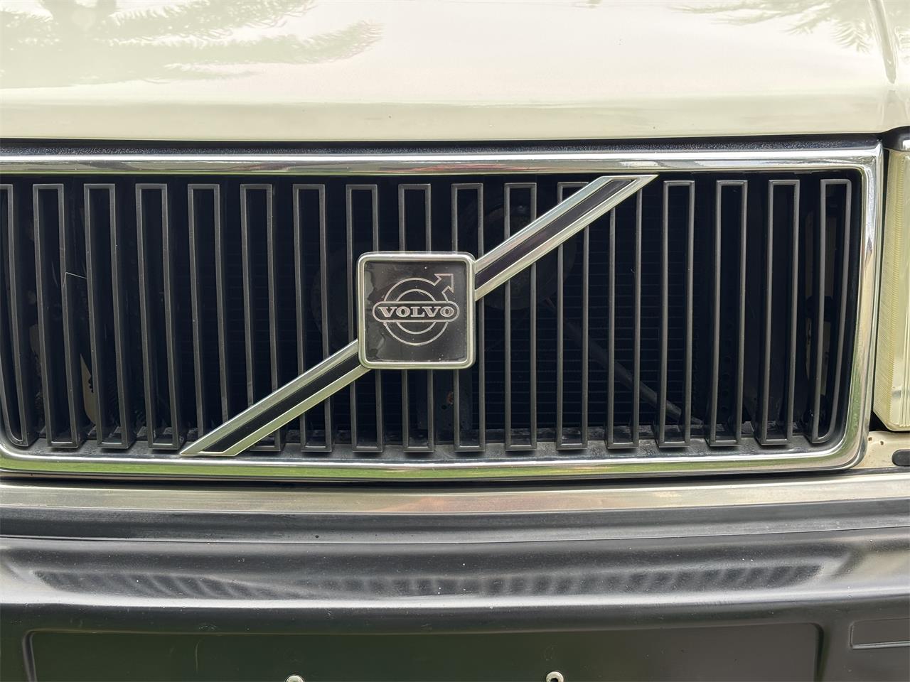 Volvo-240-1988-White-Tan-23