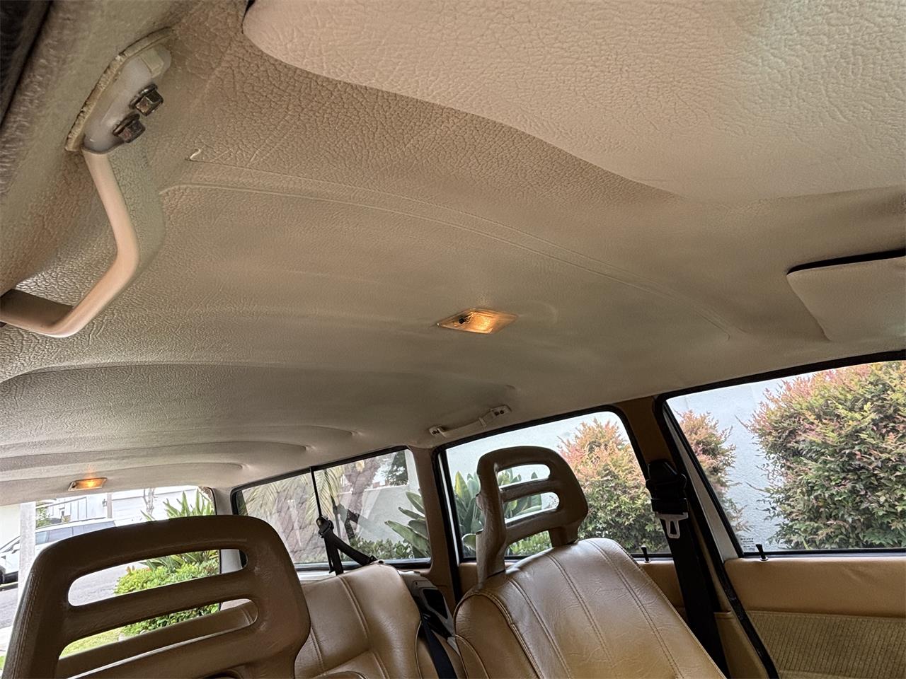 Volvo-240-1988-White-Tan-24
