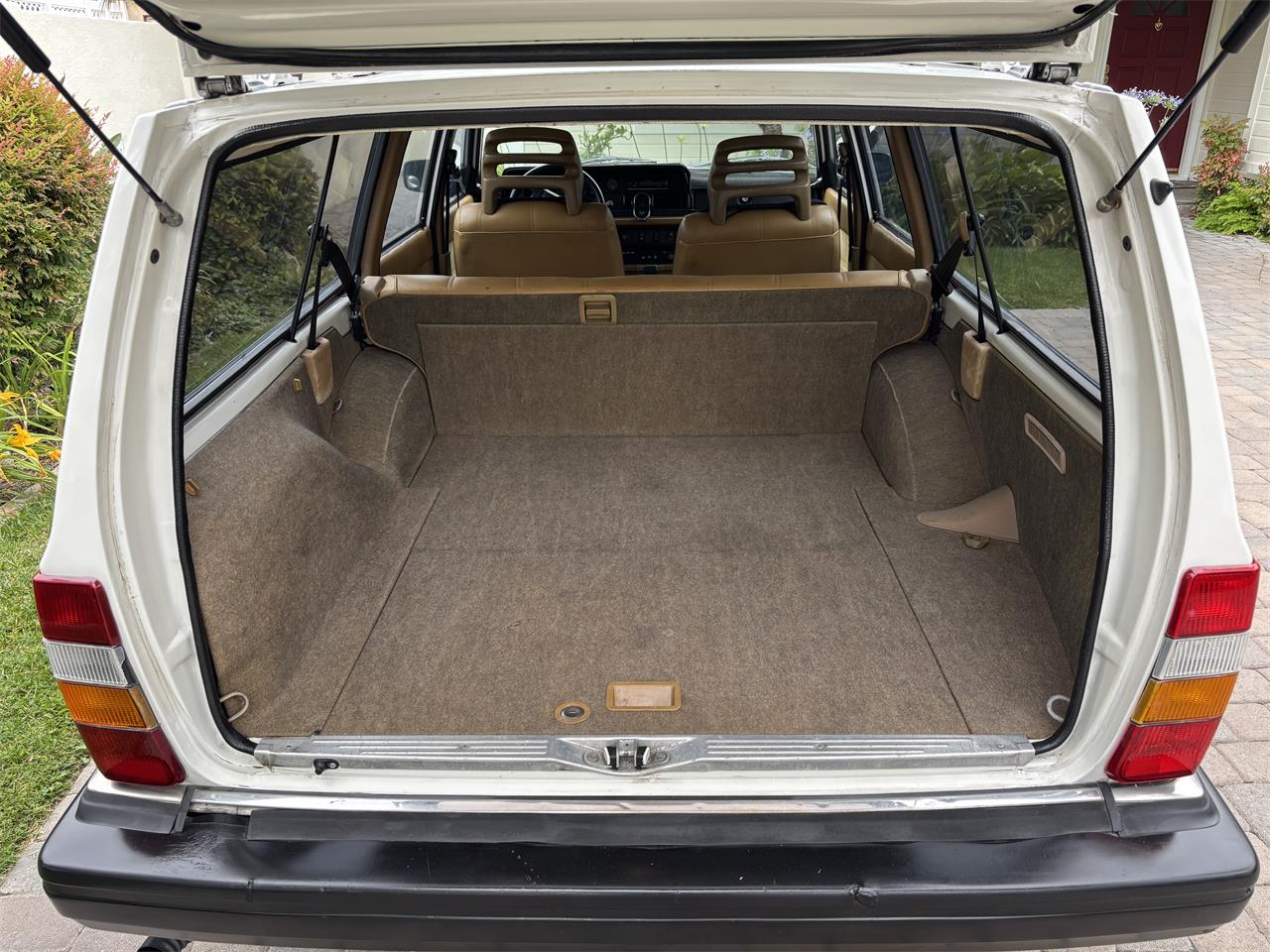 Volvo-240-1988-White-Tan-27