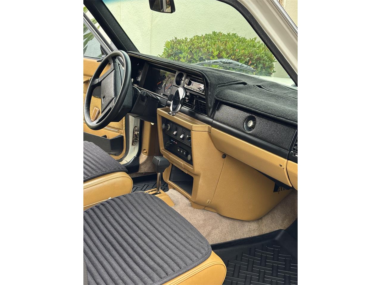 Volvo-240-1988-White-Tan-29