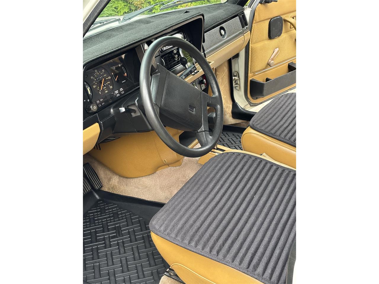 Volvo-240-1988-White-Tan-30