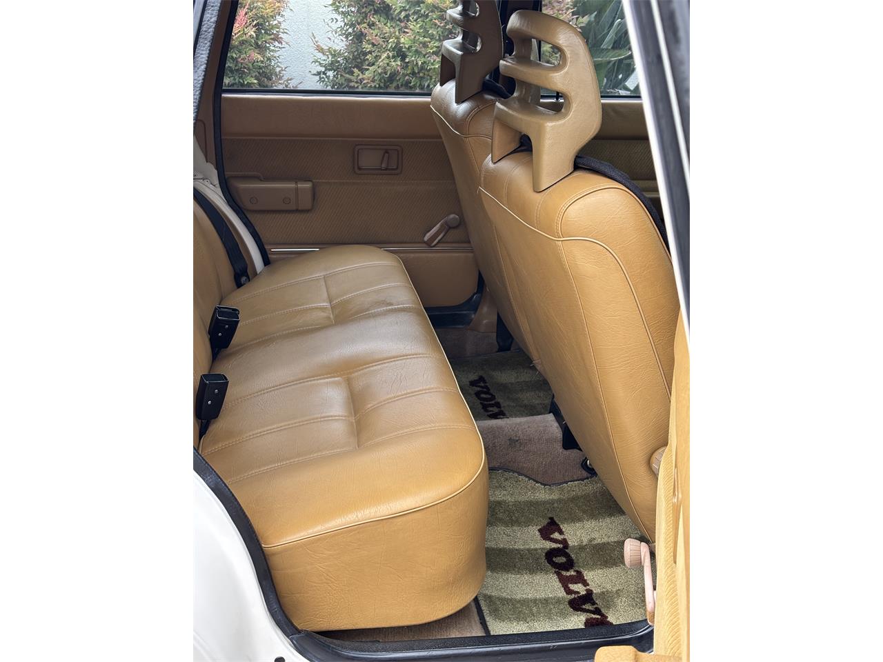 Volvo-240-1988-White-Tan-31