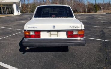 Volvo-240-1989-White-10