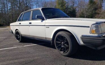 Volvo-240-1989-White-11