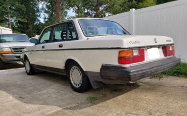 Volvo-240-1989-White-14