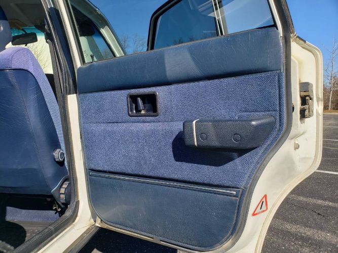 Volvo-240-1989-White-3