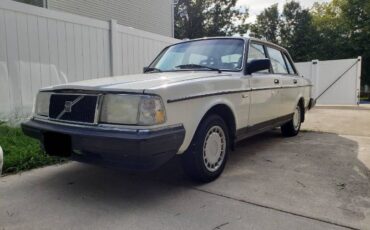 Volvo-240-1989-White