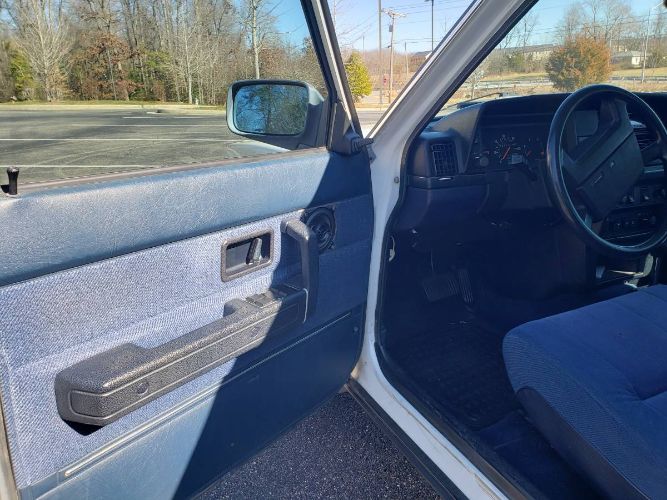 Volvo-240-1989-White-5