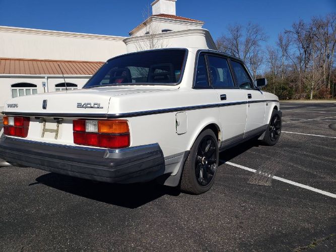 Volvo-240-1989-White-8