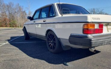 Volvo-240-1989-White-9