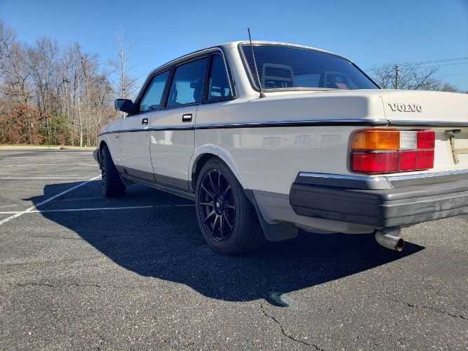 Volvo-240-1989-White-9