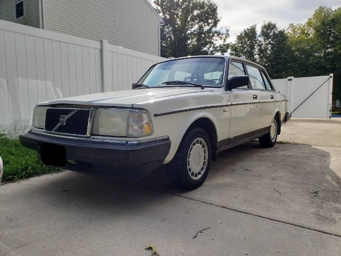 Volvo-240-1989-White