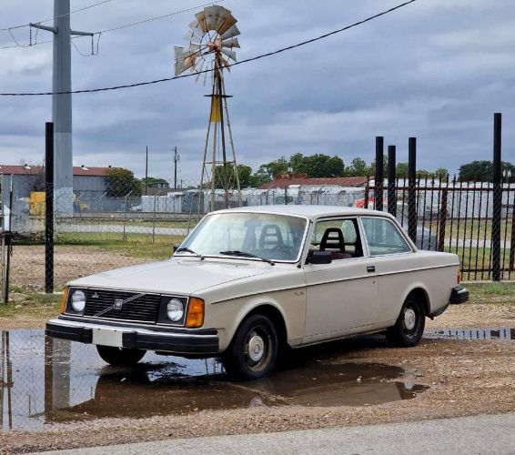 Volvo-242-1979-White-11