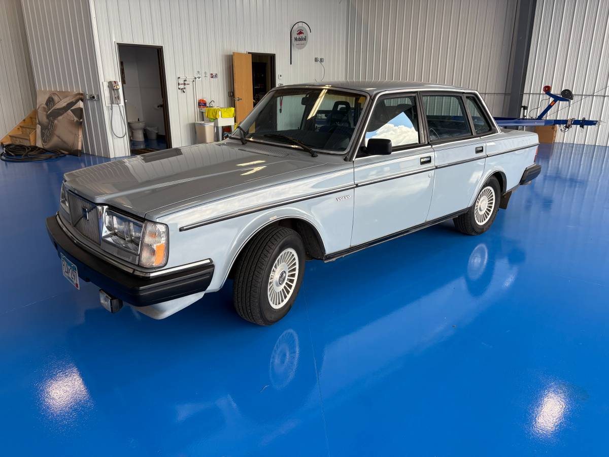 Volvo-244dl-1985-blue-1