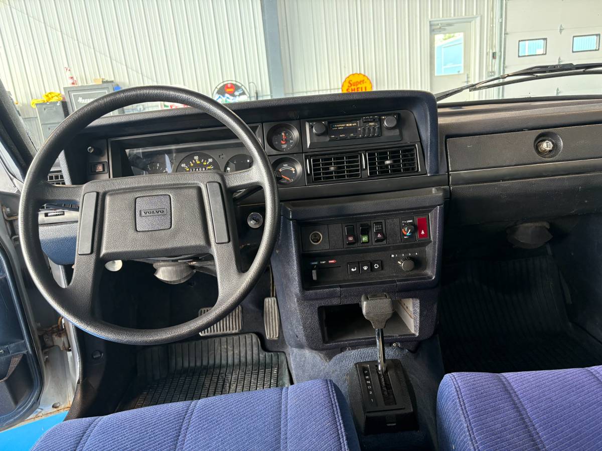 Volvo-244dl-1985-blue-11