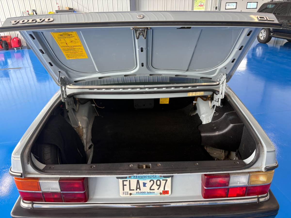 Volvo-244dl-1985-blue-14