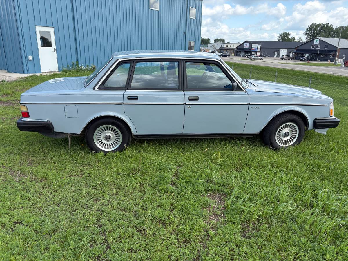 Volvo-244dl-1985-blue-20