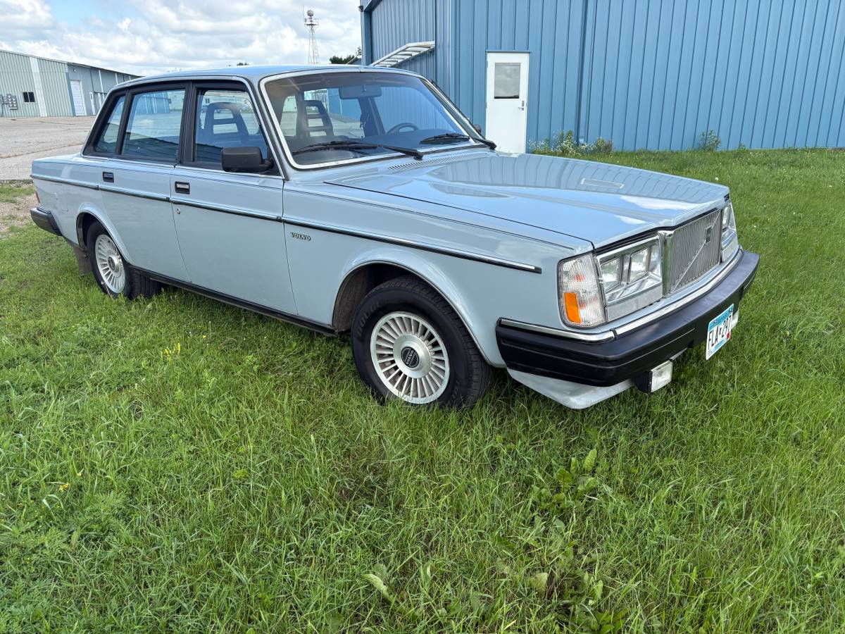 Volvo-244dl-1985-blue-21