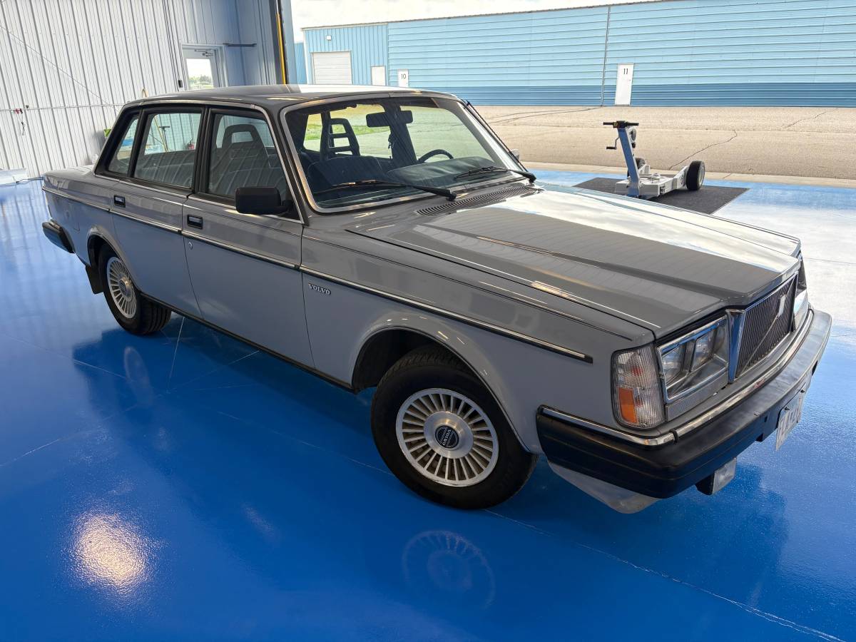 Volvo-244dl-1985-blue-3