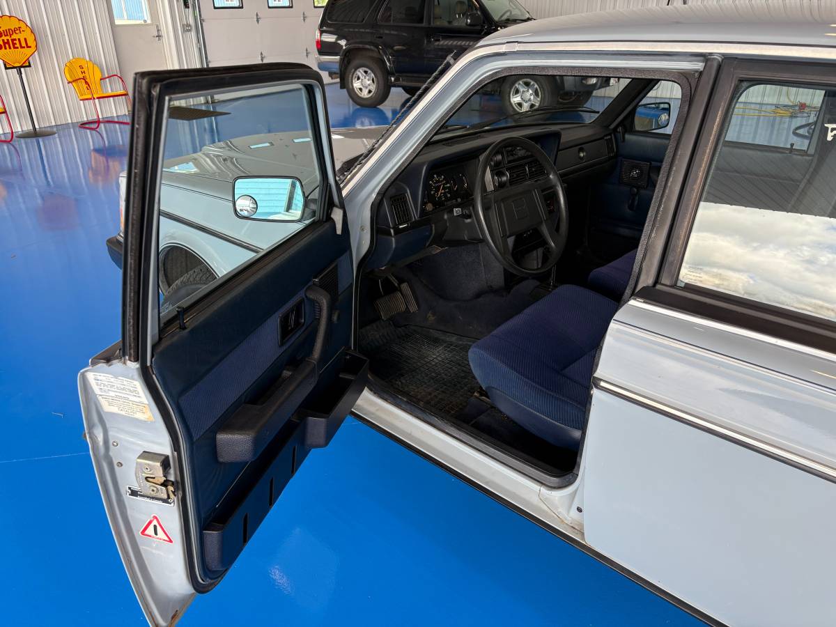Volvo-244dl-1985-blue-4