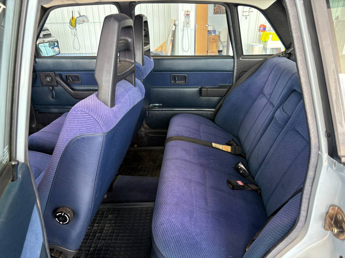 Volvo-244dl-1985-blue-6