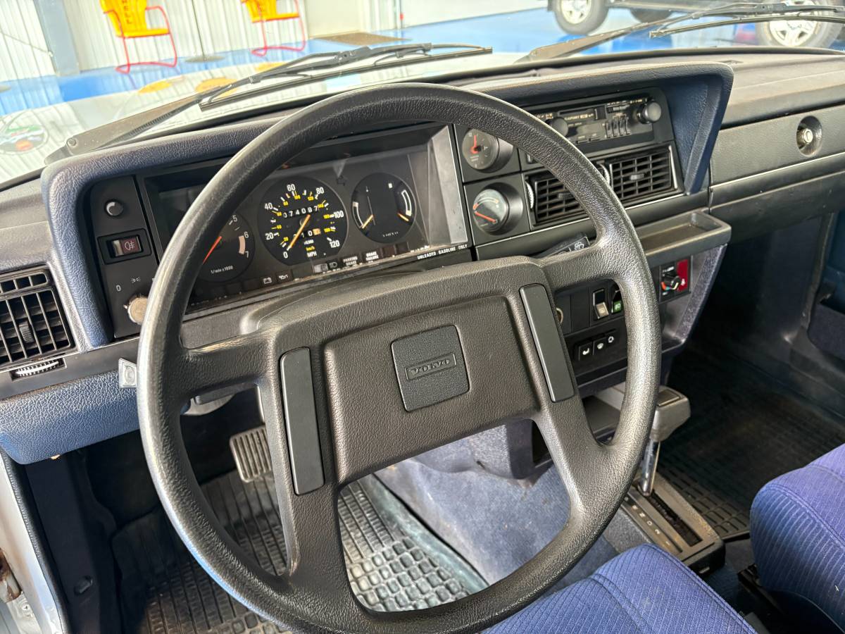 Volvo-244dl-1985-blue-9