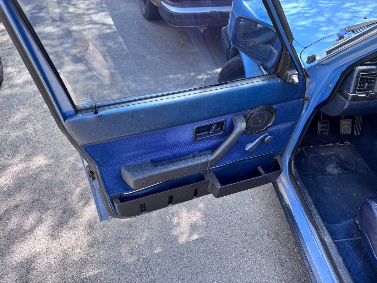 Volvo-245-1986-blue-10