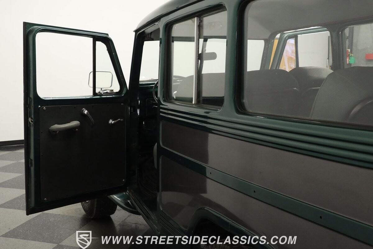 Willys-Jeep-Wagon-1958-Jeep-32