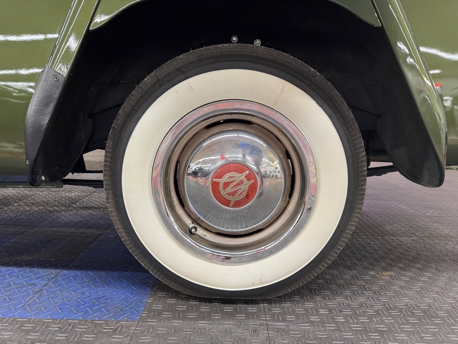 Willys-Jeepster-1951-23