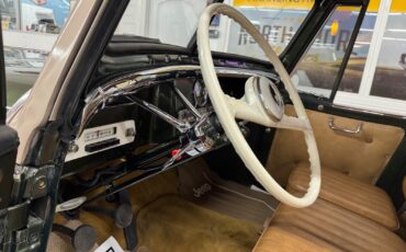 Willys-Jeepster-1951-32