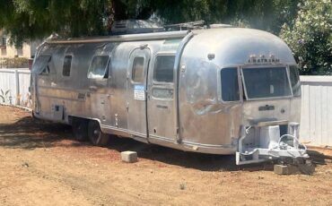 Airstream-sovereign-1976-silver