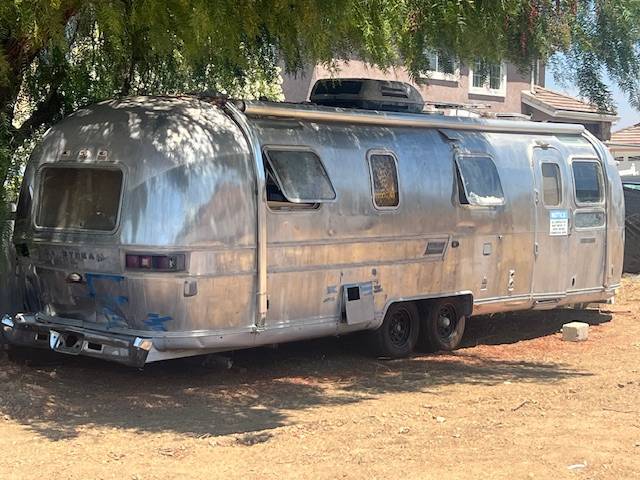 Airstream-sovereign-1976-silver-6