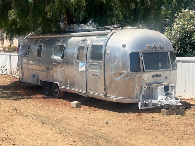 Airstream-sovereign-1976-silver